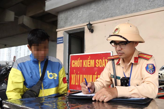Đối với người điều khiển xe mô tô vượt rào chắn khi đang dịch chuyển sẽ bị phạt tiền từ 4-6 triệu đồng và tước quyền sử dụng GPLX từ 1-3 tháng