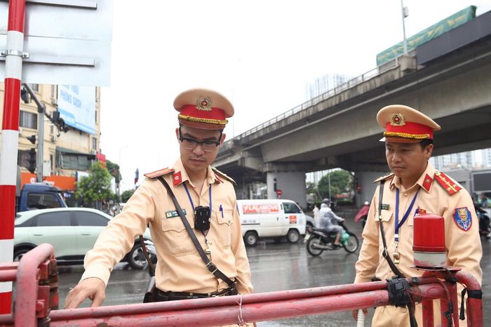 Lực lượng chức năng kiểm tra hệ thống rào chắn tại khu vực đường ngang