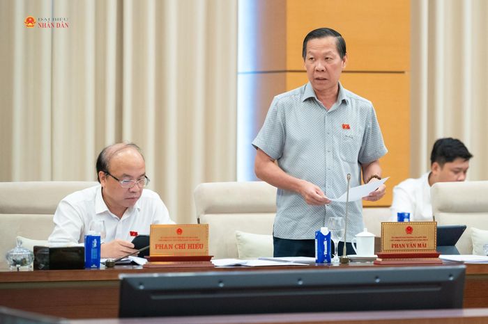 Chủ nhiệm Ủy ban Kinh tế và Tài chính Phan Văn Mãi trình bày báo cáo thẩm tra