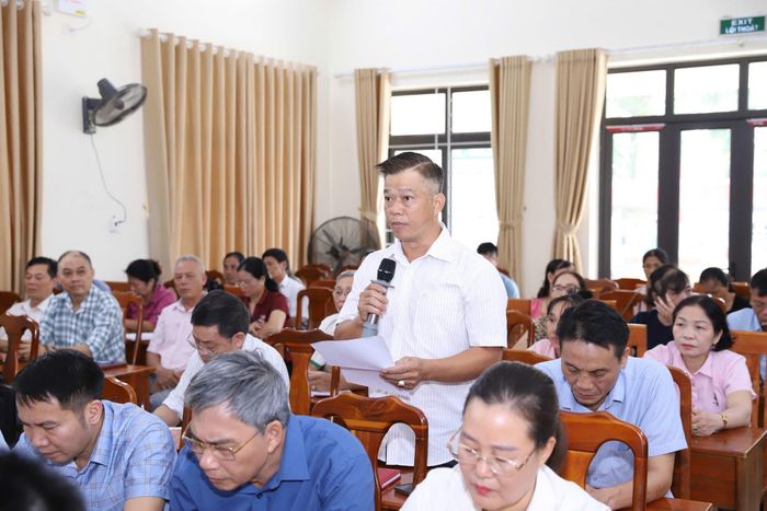 Cử tri phát biểu tại buổi tiếp xúc