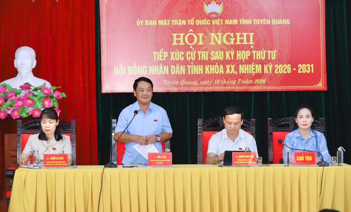Bí thư Tỉnh ủy Hầu A Lềnh phát biểu tại buổi tiếp xúc cử tri