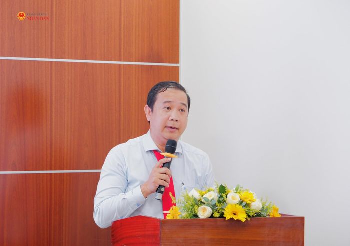 Hiệu trưởng Trường TH, THCS và THPT Hoàng Gia (phường Tân Hưng) Mai Đức Thắng báo cáo tại cuộc làm việc. Ảnh: Hoa Lê