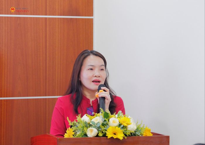 Phó Chủ tịch UBND phường Tân Hưng Nguyễn Thị Kim Thanh báo cáo tại cuộc làm việc. Ảnh: Hoa Lê