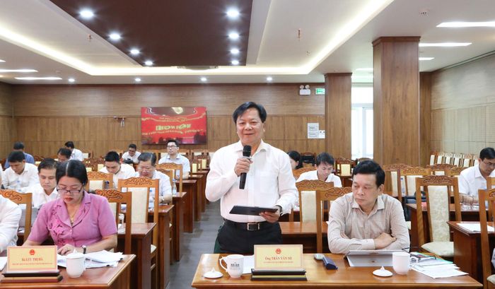 Phó Chủ tịch HĐND TP. Đồng Nai Trần Văn Mi trình bày ý kiến tại hội nghị. Ảnh: Văn Dũng