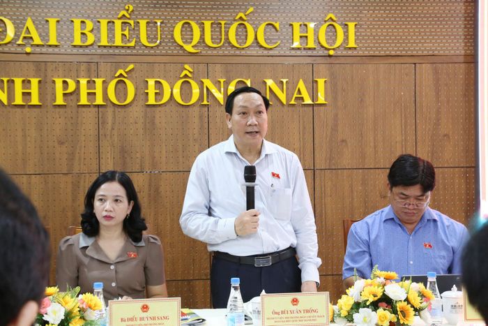 Phó Trưởng đoàn chuyên trách Đoàn ĐBQH TP. Đồng Nai Bùi Xuân Thống phát biểu tại hội nghị. Ảnh: Văn Dũng