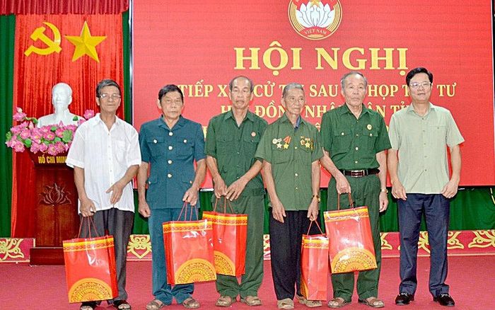 Trưởng Ban Tổ chức Tỉnh ủy Trần Quang Minh trao quà cho các hộ gia đình chính sách, gia đình có hoàn cảnh khó khăn trên địa bàn xã