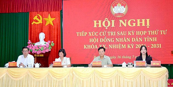 Trưởng Ban Tổ chức Tỉnh ủy Trần Quang Minh cùng các thành viên Tổ đại biểu số 5 HĐND tỉnh TXCT xã Bạch Xa