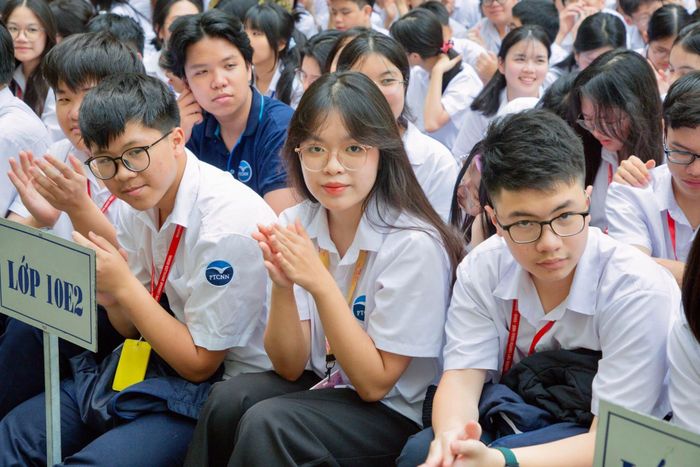 Học sinh trường THPT chuyên Ngoại Ngữ. Ảnh: PTCNN