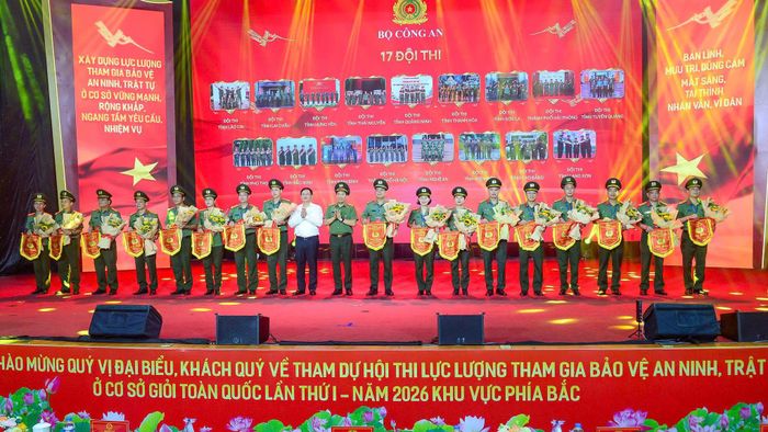 Thứ trưởng Lê Văn Tuyến và Phó Chủ tịch Thường trực UBND tỉnh Mai Xuân Liêm tặng hoa và cờ lưu niệm cho các đội thi.