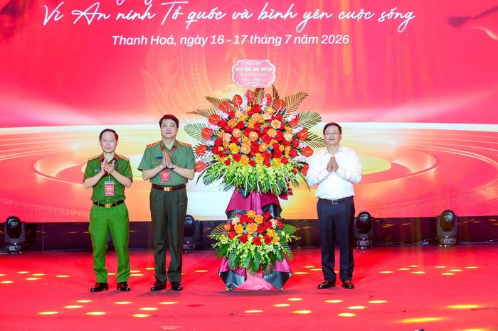 Phó Chủ tịch Thường trực UBND tỉnh Mai Xuân Liêm tặng hoa chúc mừng Hội thi.