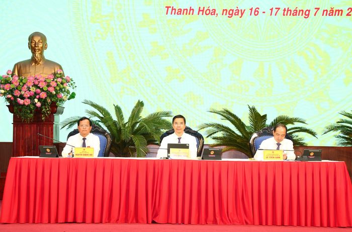 Chủ tọa điều hành phiên thảo luận. Ảnh: Quốc Hương