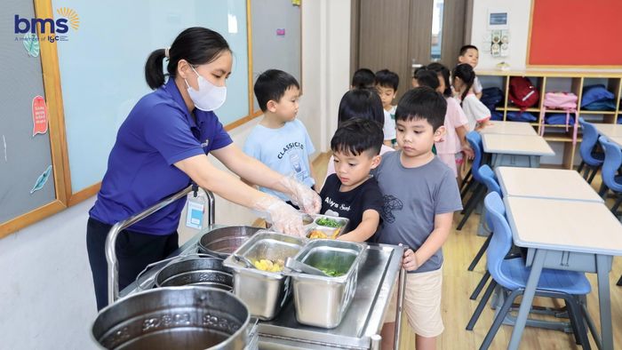 Bữa ăn bán trú của các em học sinh. Ảnh: BMS