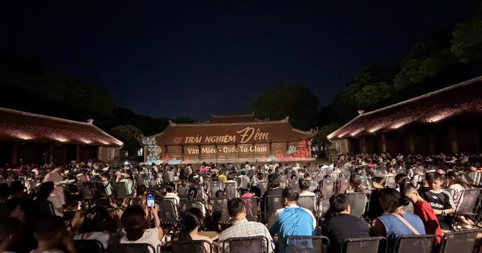 Tour đêm Văn Miếu- Quốc Tử Giám thu hút đông đảo du khách tham quan.