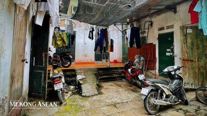 Không chỉ xuống cấp và chật chội, khu trọ nhà chị Hoàng Thị Trang còn tiềm ẩn nhiều bất cập về an ninh khi không có camera giám sát hay cổng kiểm soát ra vào. Ảnh: Mộc An/ Mekong ASEAN.