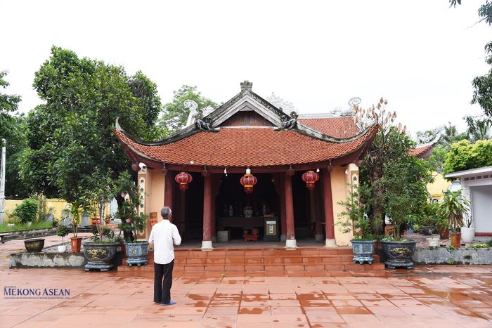 Đình thôn Văn Tảo trong quần thể di tích đình, chùa, đền của địa phương. Đình thờ Thành Hoàng làng là tướng Trần Công, thân phụ của Quận chúa Ngọc Hoa. Ảnh: Lâm Hòa/Mekong ASEAN.