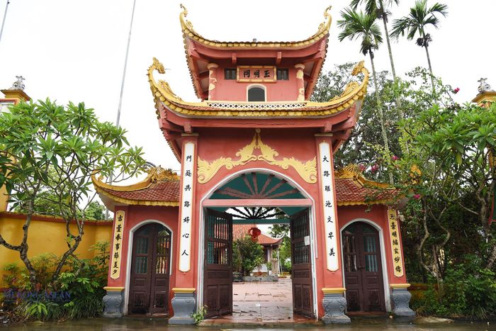 Cổng tam quan phía trước đình thôn Văn Tảo. Ảnh: Lâm Hòa/Mekong ASEAN.