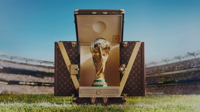 Cúp vàng World Cup 2026 được đựng trong một chiếc rương do Louis Vuitton thiết kế. Ảnh: FIFA