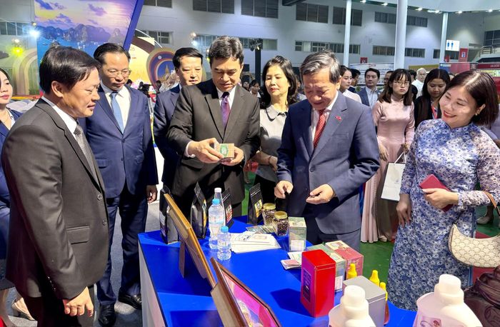 Các đại biểu tham quan các gian hàng. Nguồn: Cục Xúc tiến thương mại