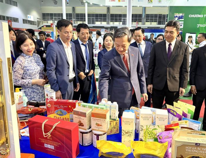 Đại sứ Việt Nam tại Lào Nguyễn Minh Tâm và Thứ trưởng Bộ Công Thương Lào Phouthavanh Nanthavong tham quan và xem sản phẩm của doanh nghiệp hai nước tại gian hàng quốc gia Việt - Lào. Nguồn: Cục Xúc tiến thương mại