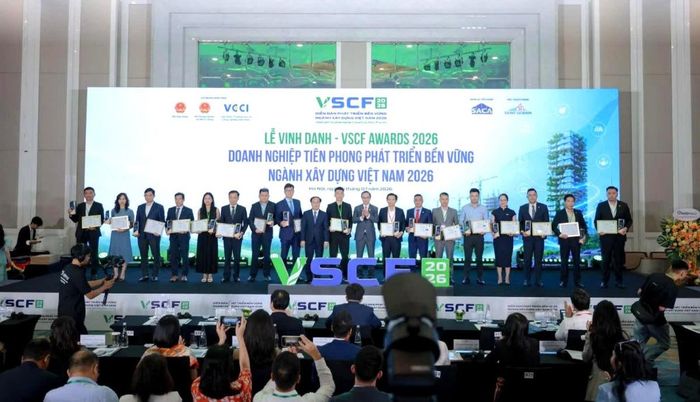 Tại diễn đàn, 17 đơn vị được trao chứng nhận LEED, LOTUS, EDGE. Ảnh: VSCF