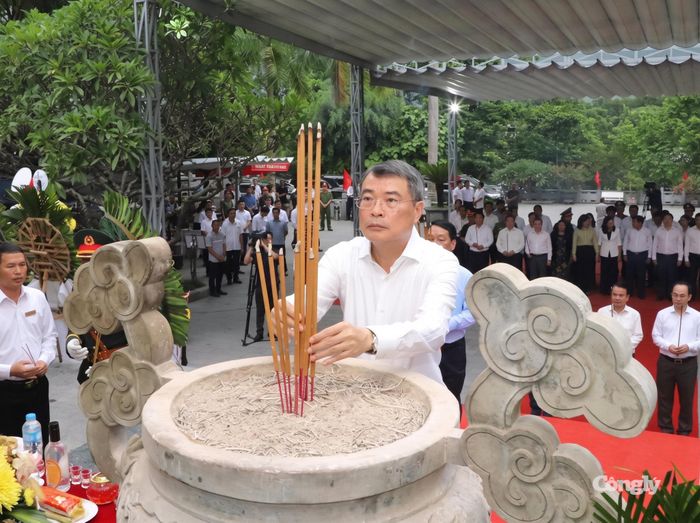 Thủ tướng Chính phủ Lê Minh Hưng dâng hương tưởng niệm các Anh hùng liệt sĩ.
