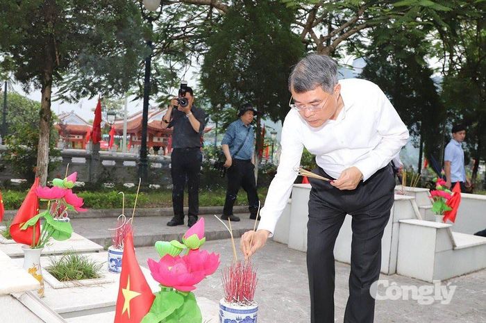 Thủ tướng Chính phủ Lê Minh Hưng thắp hương tại mộ phần các liệt sĩ.