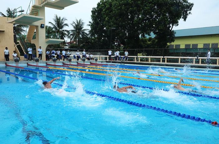 Các VĐV thi đấu ở nội dung vòng loại 50m bơi tự do nam.