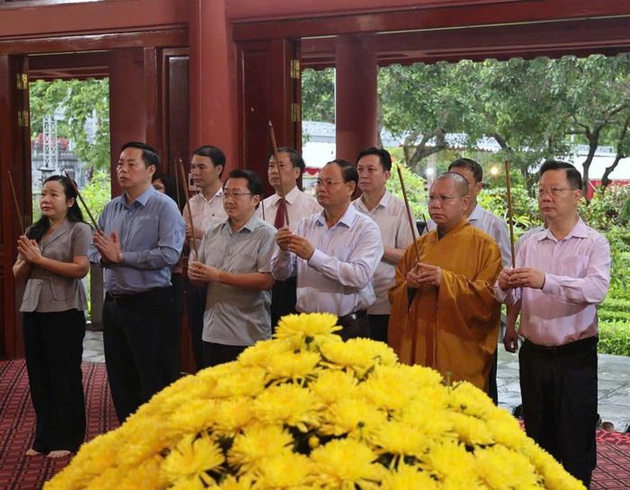 Đồng chí Lê Minh Ngân, Ủy viên Ban Chấp hành Trung ương Đảng, Bí thư Tỉnh ủy, Chủ tịch HĐND tỉnh Lai Châu cũng các đồng chí lãnh đạo tỉnh thắp hương tưởng niệm dịp kỷ niệm Ngày Thương binh - Liệt sĩ.