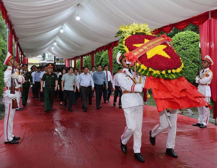Các đồng chí lãnh đạo tỉnh và đại biểu kính cẩn dâng lẵng hoa của Tỉnh ủy, HĐND, UBND, Ủy ban MTTQ Việt Nam tỉnh Lai Châu; thắp hương tại Tượng đài và các phần mộ liệt sĩ.