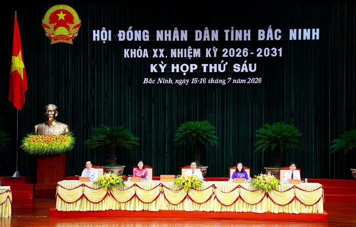 Các đồng chí chủ tọa Kỳ họp.