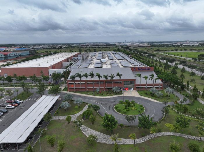 Nhà máy đáp ứng nhu cầu năng lượng được cung cấp từ nguồn tái tạo nhờ hệ thống pin năng lượng mặt trời hơn 5.900 m² được lắp đặt trên mái nhà máy
