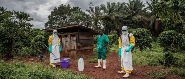 Các tình nguyện viên quốc tế hỗ trợ người dân châu Phi trước sự bùng phát của dịch Ebola. Ảnh: IRC