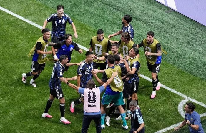Lautaro Martinez ăn mừng sau khi ghi bàn ấn định tỷ số 2-1 cho Argentina. Ảnh: Reuters