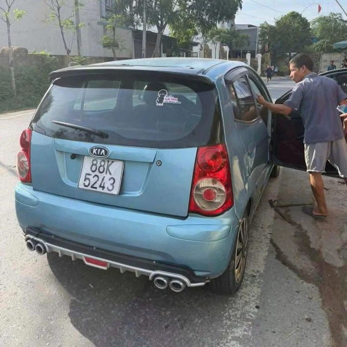 Hiện trường phát hiện 2 người đàn ông tử vong trên xe ô tô.