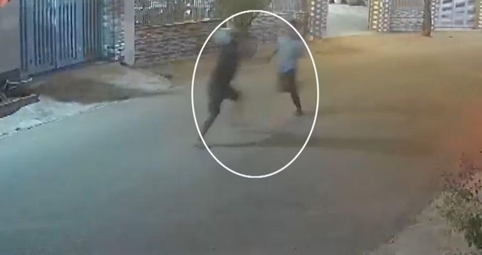 Hình ảnh Nguyễn Văn Huy rượt đuổi nạn nhân trích xuất từ camera an ninh.