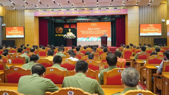 Quang cảnh lễ khai giảng lớp huấn luyện.