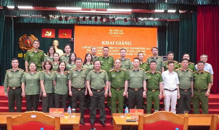 Các đại biểu dự khai giảng lớp huấn luyện.