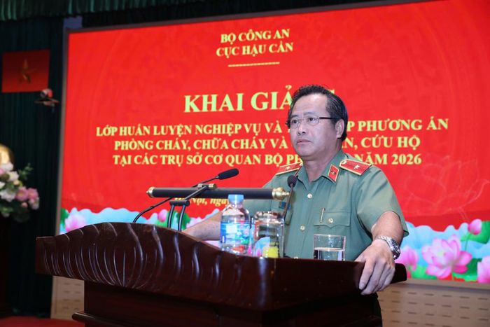 Thiếu tướng Phạm Văn Sơn phát biểu khai mạc lớp huấn luyện.