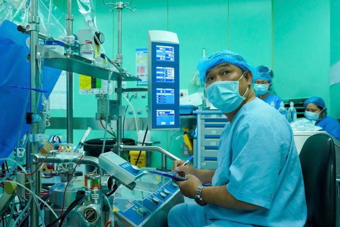 Song hành cùng các phẫu thuật viên, ê-kíp vận hành hệ thống tuần hoàn ngoài cơ thể (ECMO) kiểm soát nghiêm ngặt từng chỉ số sinh tồn của bệnh nhân suốt quá trình ghép tim.