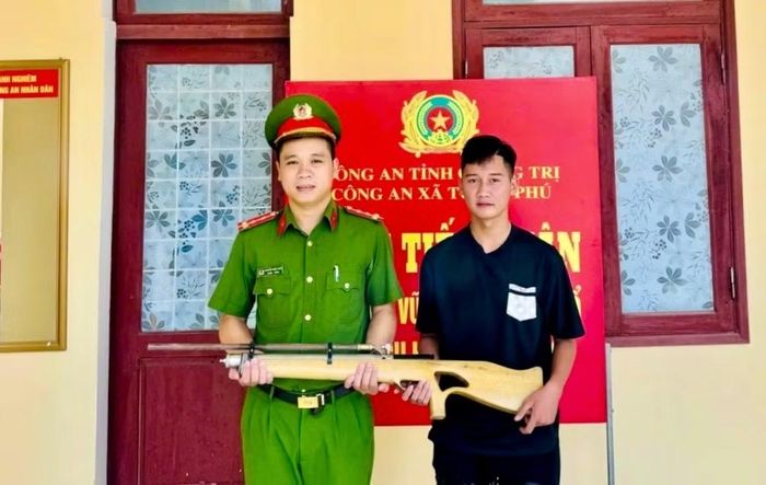 Công dân Hoàng Ngọc Quý tự nguyện giao nộp vũ khí cho Công an xã Tuyên Phú.