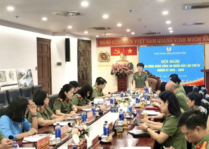 Các đại biểu tập trung nghiên cứu tài liệu và tham luận tại hội nghị.