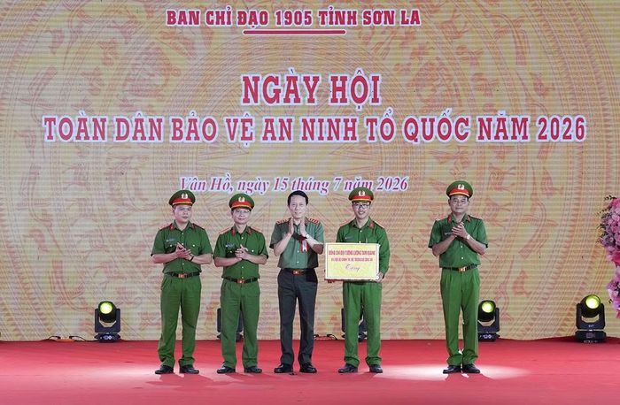 Đại tướng Lương Tam Quang, Ủy viên Bộ Chính trị, Bộ trưởng Bộ Công an tặng quà Công an xã Vân Hồ tại Ngày hội toàn dân bảo vệ ANTQ năm 2026.