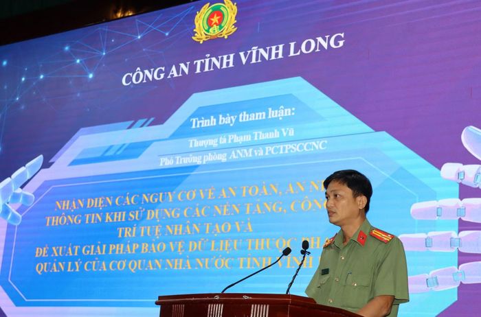 Thượng tá Phạm Thanh Vũ, Phó trưởng Phòng An ninh mạng và phòng, chống tội phạm sử dụng công nghệ cao, Công an tỉnh Vĩnh Long trình bày tham luận tại hội thảo.