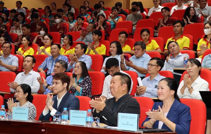 Lãnh đạo Sở Khoa học và Công nghệ tỉnh Vĩnh Long cùng các đại biểu, chuyên gia dự hội thảo.