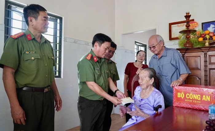 Đoàn công tác thăm Mẹ Việt Nam Anh hùng Lê Thị Hai, có chồng và một người con là liệt sĩ.