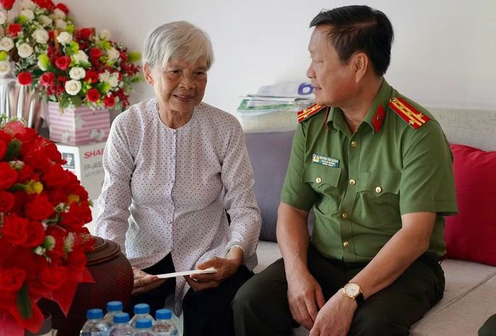 Đoàn công tác hỏi thăm tình hình sức khỏe Thượng tá Lương Thị Tâm (Năm Tâm), nguyên Chỉ huy phó Ban Chỉ huy An ninh Công an tỉnh Tây Ninh, thương binh hạng 2/4.