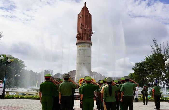 Đoàn công tác dâng hoa, dâng hương tại Tượng đài Vì an ninh tổ quốc-Bia chiến thắng.