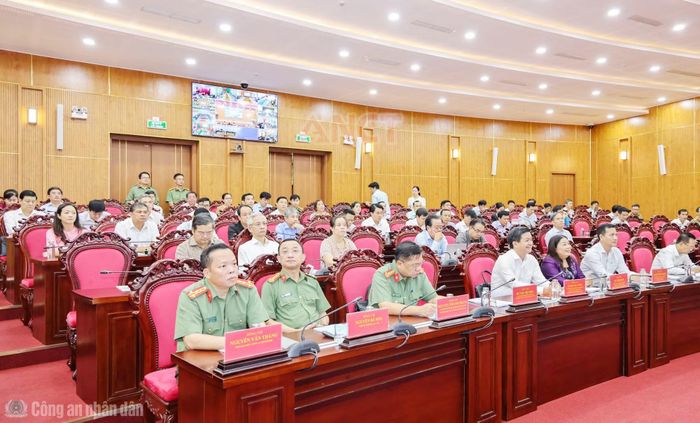 Các đại biểu dự tại điểm cầu Hội trường Thành ủy Cần Thơ.