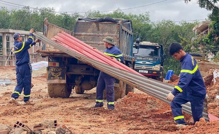 Cán bộ, chiến sĩ Cảnh sát PCCC và CNCH Công an tỉnh Quảng Ngãi nỗ lực tham gia hỗ trợ xây dựng điểm trường liên cấp tại xã biên giới Sa Loong.