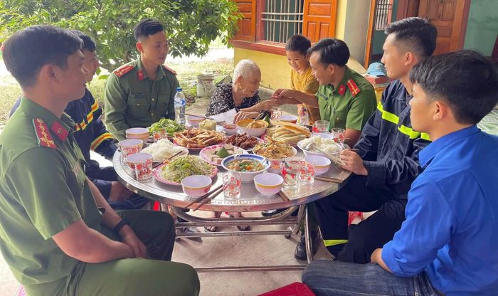 Tuổi trẻ Phòng Cảnh sát PCCC và CNCH Công an tỉnh Quảng Ngãi phối hợp Chi đoàn Công an xã Khánh Cường tổ chức chương trình “Bữa cơm tri ân - Ấm áp nghĩa tình” tại gia đình Mẹ Việt Nam Anh hùng Huỳnh Thị Tính.